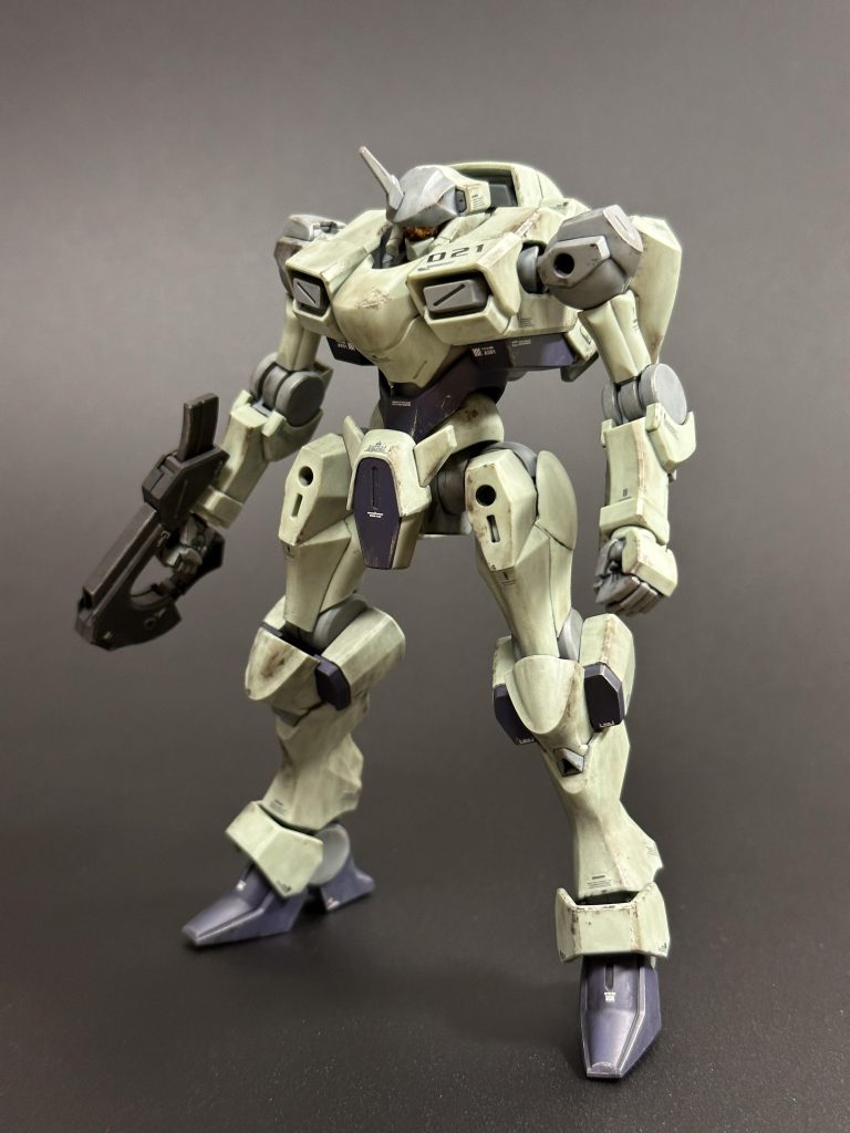 様々なサイトやSNSを参考にさせていただき、以下の手順でやってみました。デカール→つや消しコート→ウェザリングカラー→ウェザリングマスター→スポンジチッピング(エナメル)→ドライブラシ(エナメル)→つや消しコートなんとか形になりましたが初挑戦で全て上手くいくはずもなく、反省点も多いです。以下自分用メモウェザリングカラー：色合いのコントロールが難しい。一度塗った色が完全には落ちなかった結果、当初の狙い以上に汚すことになってしまったウェザリングマスター：簡単に陰影がつけられる反面、つや消しトップコートでかなり薄まってしまうので、狙いより濃い目に汚しておく必要あり。仕上がりの細かなコントロール難しいかも