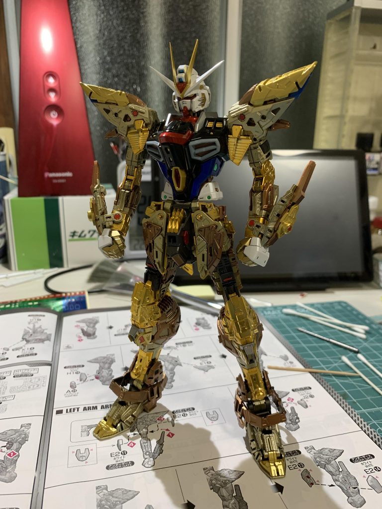 9割隠れる内部フレームがカッコ良すぎて思わず撮影w こーゆー姿を堪能できるのも模型の魅力なんですよね。(しかし、あまりの塗装の多さで数ヶ月間現実逃避してGフレーム(食玩)に浮気しました)