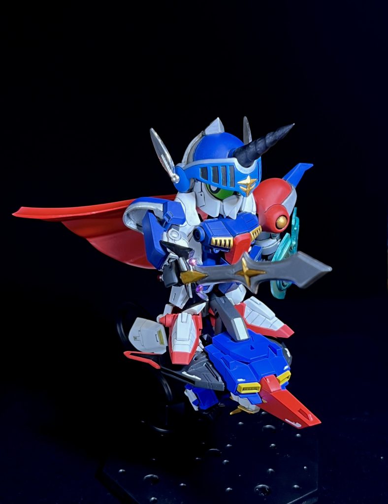 2体とも、目線は残念ながら固定です。武者はたしかゼロガンダムのシールをカットして使用しました。剣士のほうは騎士ガンダムのシールにクリアグリーンを吹いて黄緑色に仕上げました。