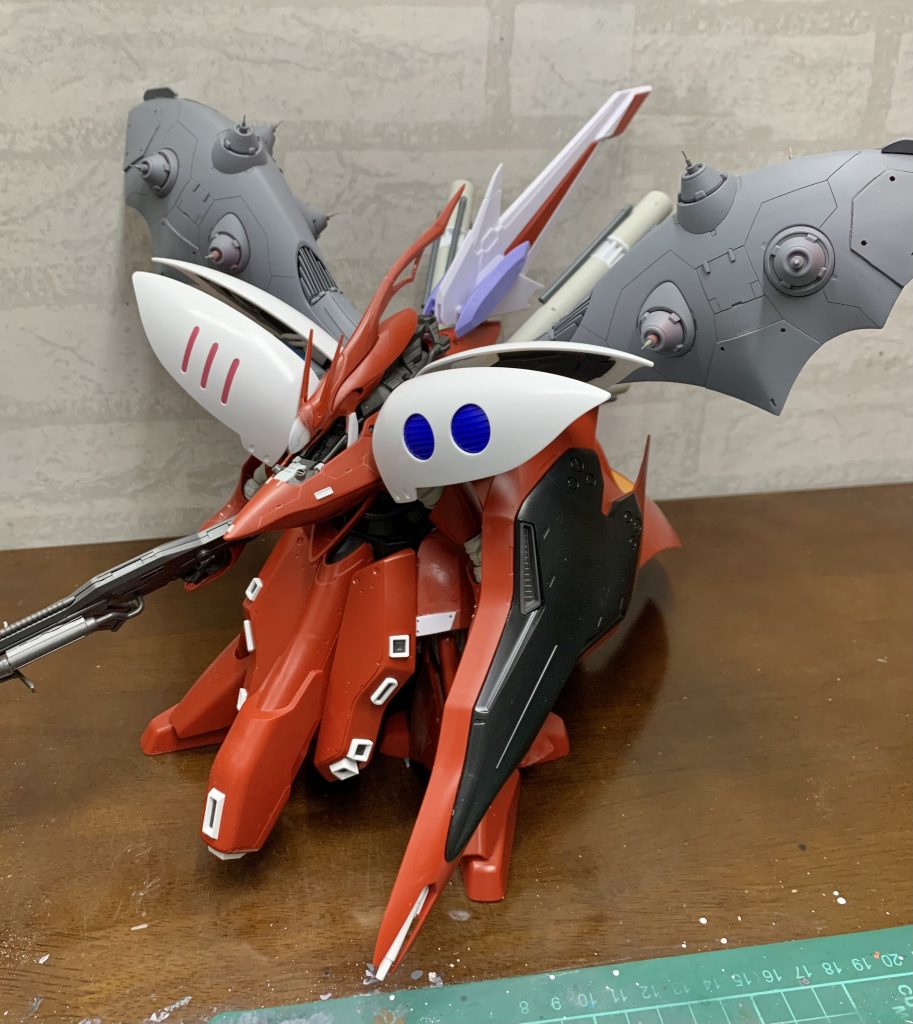 次に上半身。スジボリでパネルラインを作り、キュベレイ、ペーネロペーのパーツをミキシングプロペラントタンクは切断して中間に謎のプロペラを取り付け