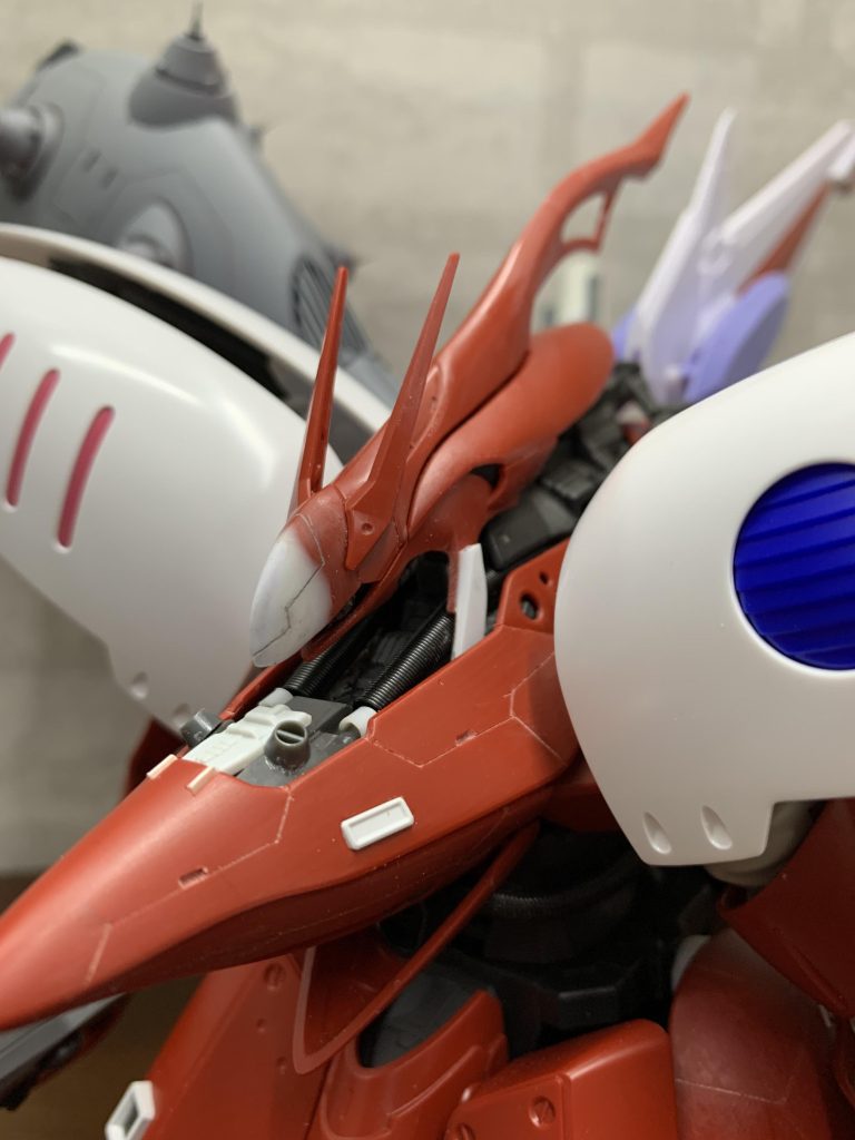 首周りの動力パイプと見えづらいのですが腰の動力パイプをwaveのスプリングに変えています。頭の先端はパテで長くし、頭の後ろはデザインナイフで切り取ってみました。