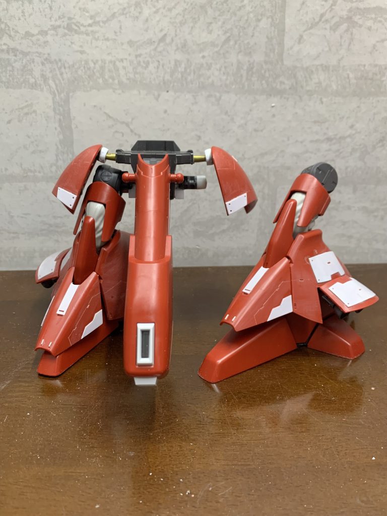 上半身がミキシングにより大型になったので股関節から両側5ミリずつ広げ、それに合わせてサイドスカートも5ミリ広げましたスネにあるバーニア部分を切り取り角度を付けて可動してるかの様にアレンジ