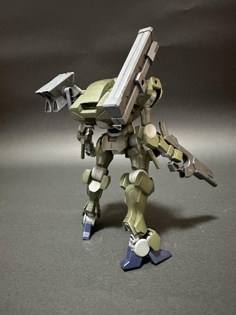 最近のガンダムのプラモデルはこういう感じのグリーンをあまり使わない気がするので喜んで調色しちゃいました。