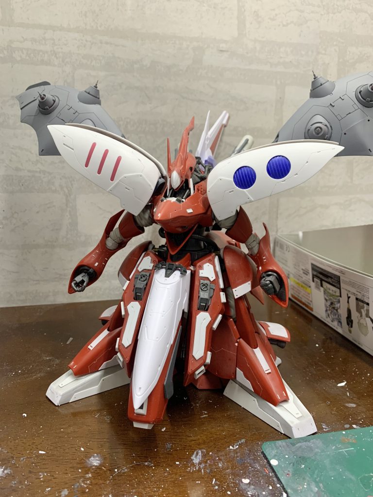 下半身を大型化したことにより、ずっしりとした印象になったのかなと思います。フロントスカートはペーネロペーのパーツやガンダムのバッグパックをミキシング。各所にプラ板を貼り付けたりスジボリでディテールアップをしています。