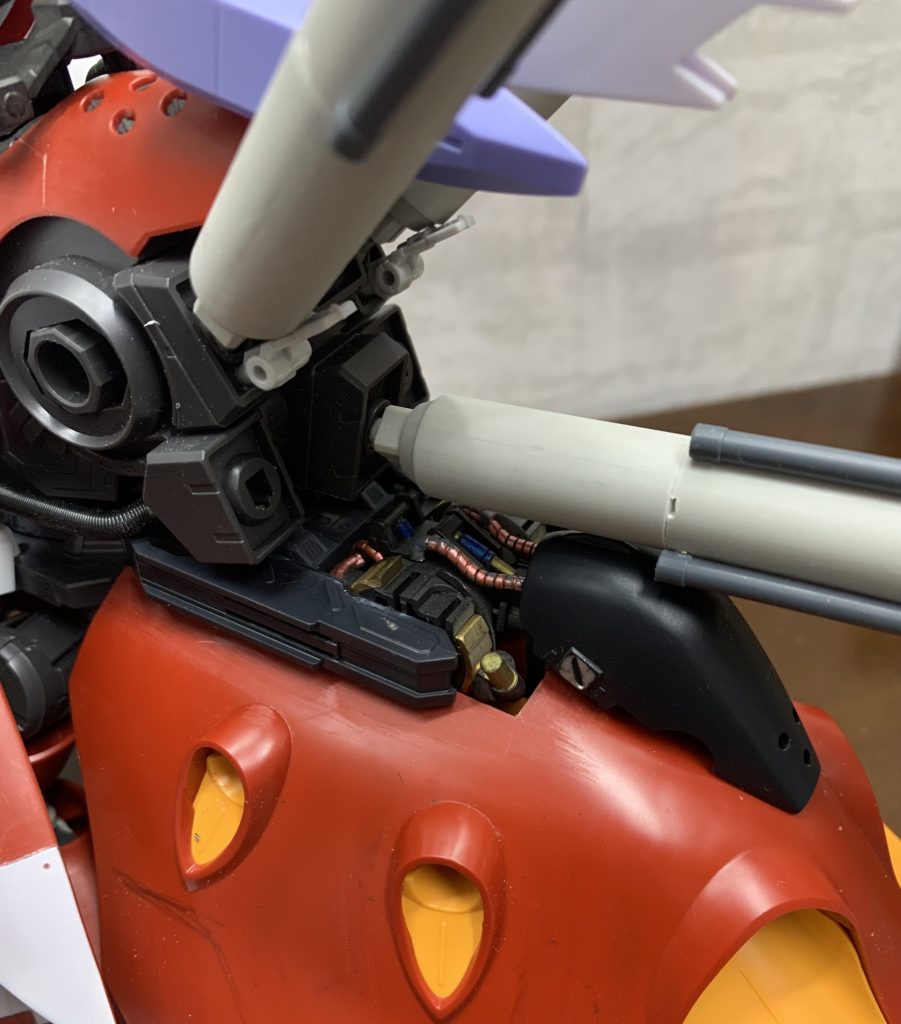 リアスカートは上部を大きく切り取り内部フレームのジャンクを固めた物を埋め込んでみました。