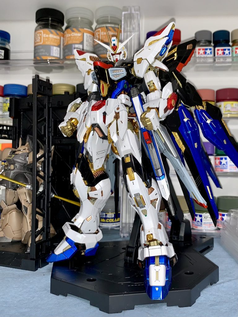 いつも悩むのは「白」の塗装なんですが、今回の白は気に入っています。神々しく輝くイメージを目指してパール塗装にチャレンジしてみました。写真だとわからないさりげなくキラキラする白が気に入ってます。