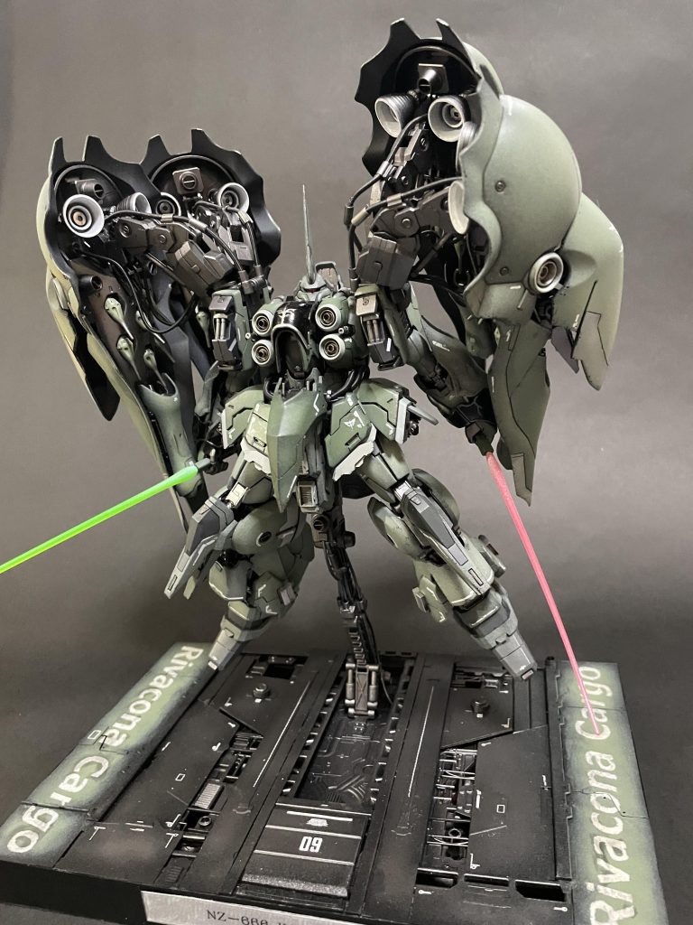 ピンクのビームサーベルをつけて、リゼルから奪ったサーベル風