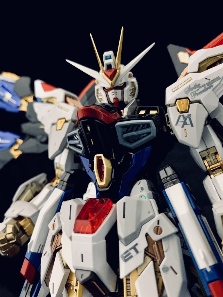 イケメンです!MGEXのウリであるゴールドのチラ見もたまりませんw 綺麗な金メッキランナーでしたが、全て塗装し直してこだわってみました。(このメッキが高額な理由のひとつでしょうから塗装派のためにメッキなしの廉価版とかあると嬉しいと思っちゃいます)