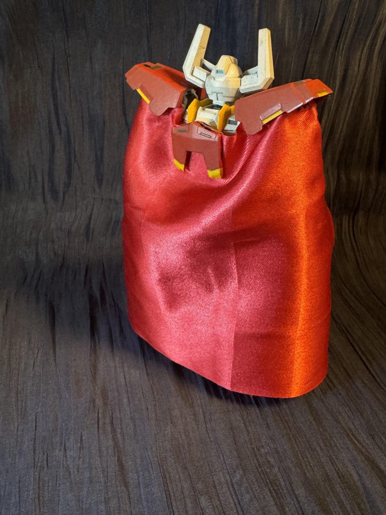 マント生地はサテンっぽいナイロンのハギレをユザワヤで購入。ほつれ防止に水で溶いた木工ボンドを淵に塗ってます。