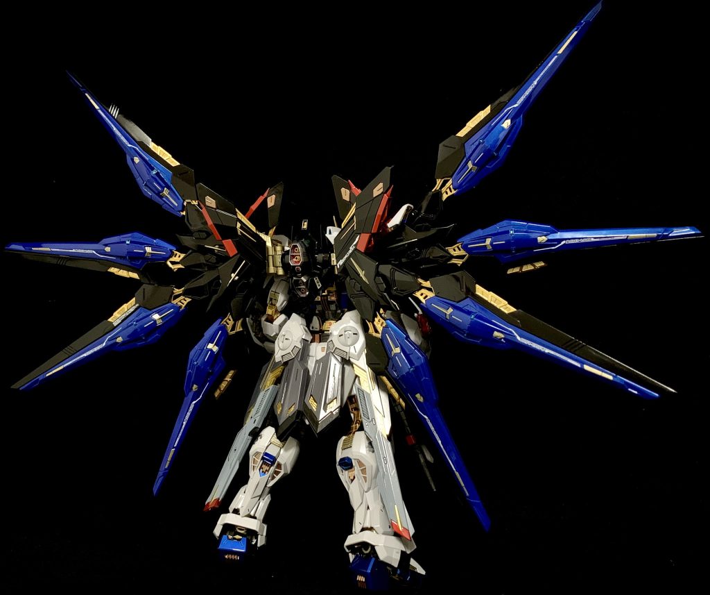 ドラグーン(羽根みたいなファンネル)を8機作るのは正直言って辛かったです。同じ作業の繰返しは心が折れます。ただ、完成したらドラグーンだけでも売れるんじゃないかと思う程に美しい造形に感動しました。これは良いモノですw