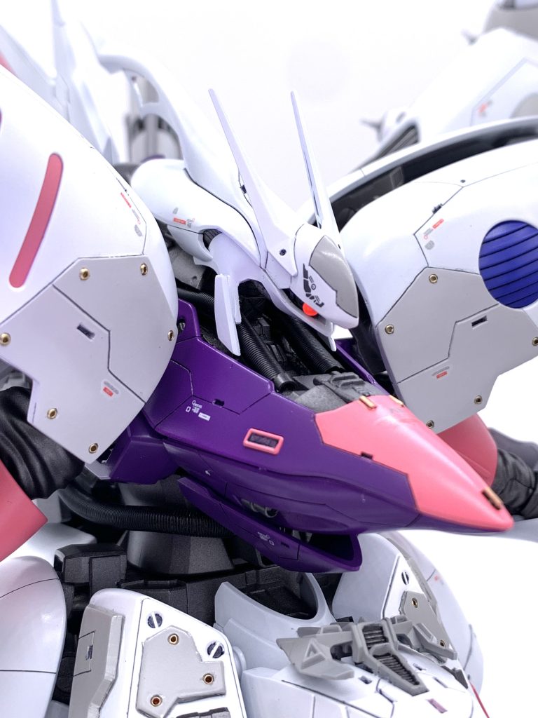 全身にピンバイスで穴を開け金属パーツを埋め込んであります。