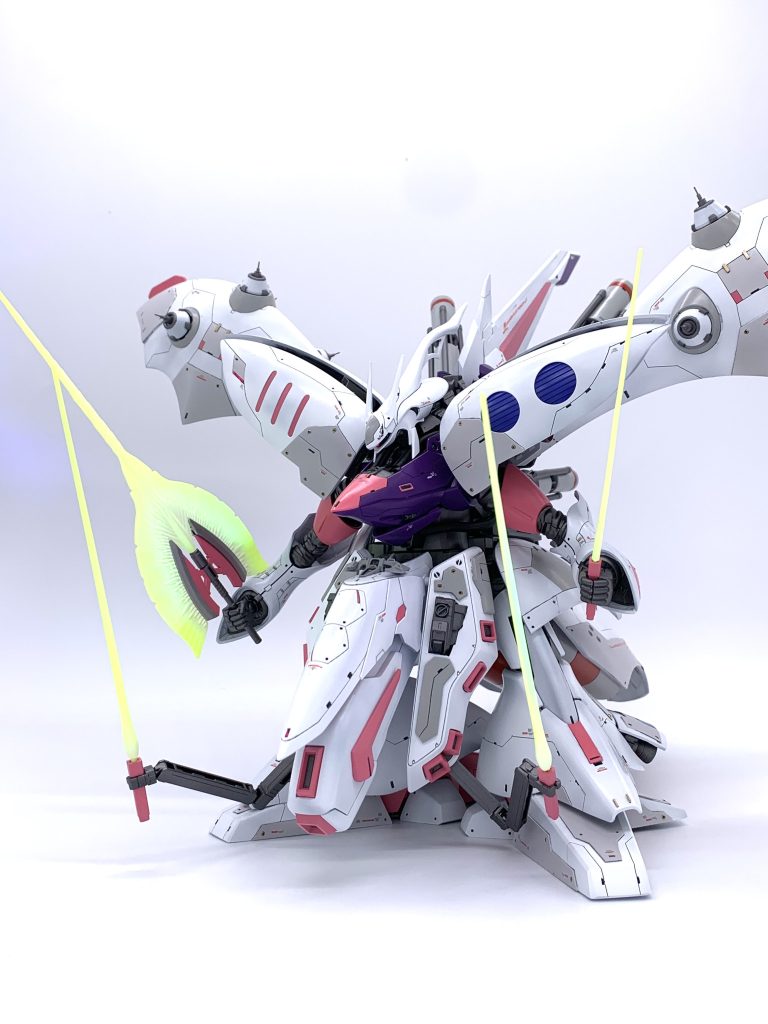 ビームサーベルとモノアイは蛍光塗料で塗装してあるのでライトで光ります。