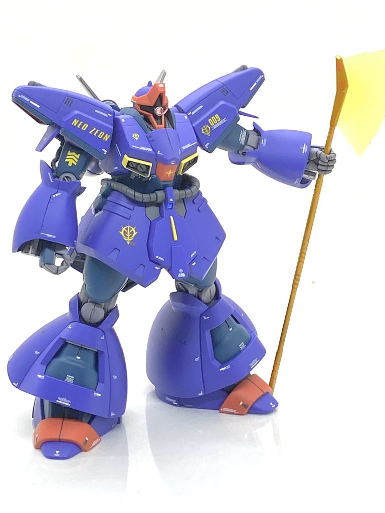 ドムと同じくパープルがメインカラーなので今回も白色のデカールをメインに貼っていきます。自分はジオン系は▢の付いたマーキングをメインに貼っているのですが丁度、ベルテクスからチョップデカールというのが出たので試しに使ってみる事にしました。模型誌ライターとして活躍中のアーリーチョップ様が関わっているだけあり、非常に使いやすいデザインかつ貼りやすいのでチョップデカールC2は相当使いました・・・ガンダムデカールとの親和性も抜群です。コクピットハッチに紋章系のデカールは・・・と思ったのですが設定通りに作りたいから機動戦士Zガンダム/機動戦士ガンダムZZ汎用1に入っているのを使います。機体自体が大きいので貼る枚数は必然的に多くなり、貼り終わるのに4日、デカール保護のクリアー吹き終わるのに3日も掛かりましたがレアキットを無事に完成させる事が出来ました。