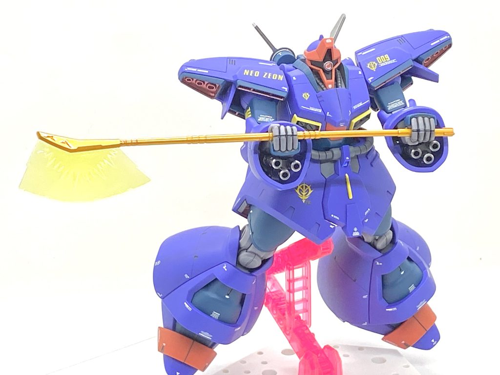 ビーム・トマホークを持たせて。見えている3連装ビーム・キャノンはメタリックですから目を惹きます。