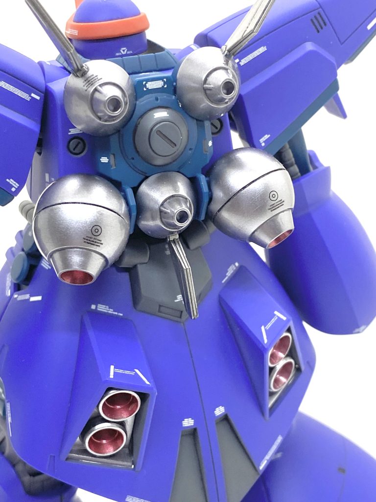 バックパック。メタリックで塗った個所にもデカールを貼りましたから、光沢クリアーでデカールを保護しています。