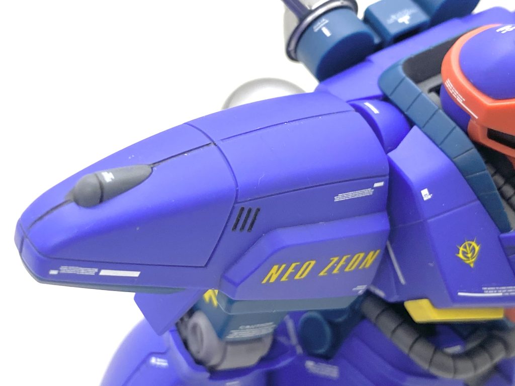 肩の長い合わせ目は0.4のダンモで段落ちモールドにしました。