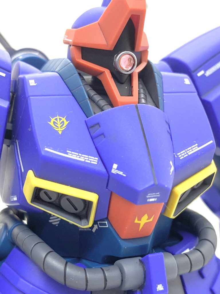 モノアイは定番のクリアーパーツ化でコトブキヤの丸ノズルにHアイズを入れています。