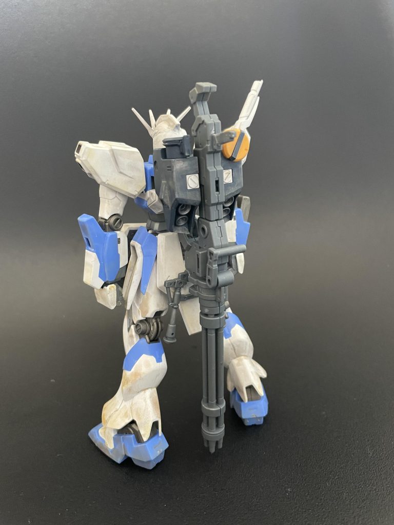 後ろ姿。ガトリングはハイパーバズーカのように懸架できます。