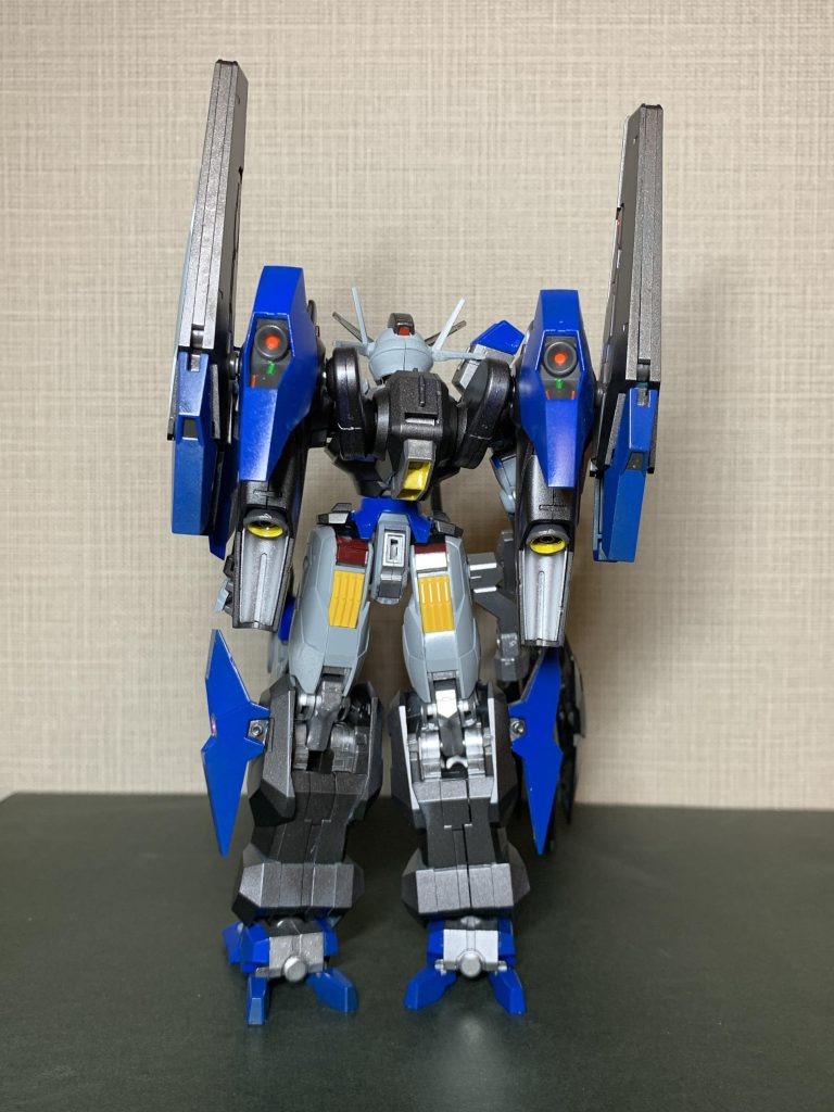 背中はこんな感じ中央の部品を無くしたので探してます