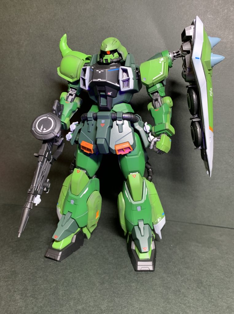 モノアイは見えづらいと感じたので蛍光塗料で塗装しブラックライトで光るようにしました。腰などの濃いグリーンはこだわって調色しました。