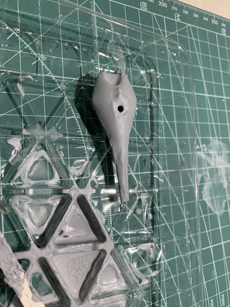 肩の合わせ目を接着剤ムニュっとつけてヤスったり、Gフレームのバインダーの肉抜き穴をパテで埋めたりしてみました。