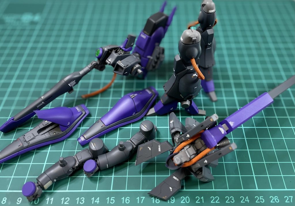 ガザC 制作内容◎全身・変形機能は残しながら、プロポーションの改修・if設定、NT専用ながらもあくまで量産機なので、少しだけ 高機動化されたように パーツを追加・適材適所、プラ材やエッチング等でディテールアップ◎頭部・左右幅詰めによる小顔化・モノアイは小型化・頭頂部は高く加工◎胴体・首は 左右に可動化・胸〜腹→腹〜バーニアに ケーブルを変更・右胸の ライフルとの接続は ジャンクパーツを加工し、可動化&マグネット脱着式に変更◎腰部・フロントアーマーはスクラッチし大型化・フロントアーマー接続部は、マグネットに変更し、中央に寄せました。・サイドアーマーの接続部は ジャンクパーツでポリ隠し・リアアーマーは内側にフレームパーツを自作・腰フレーム部で、前後に0.5mm 幅増ししてます・背面に 推進機部を 他キットから流用し制作◎腕部・上腕は 左右の回転可動化・上腕と一部一体化していた 肘フレームは 接着し 加工・手首隠しは 市販パーツから制作・ハンドパーツは市販品に変更・手の甲は マグネットによる脱着式◎脚部・太腿上部の回転軸部はフレーム扱い・膝下は 他キットから 流用・変形機能を利用し、ハイヒール化◎他・尻尾はスクラッチ・開閉機能は 磁力で行います(一部 差し替え式)・ライフルは幅増し加工