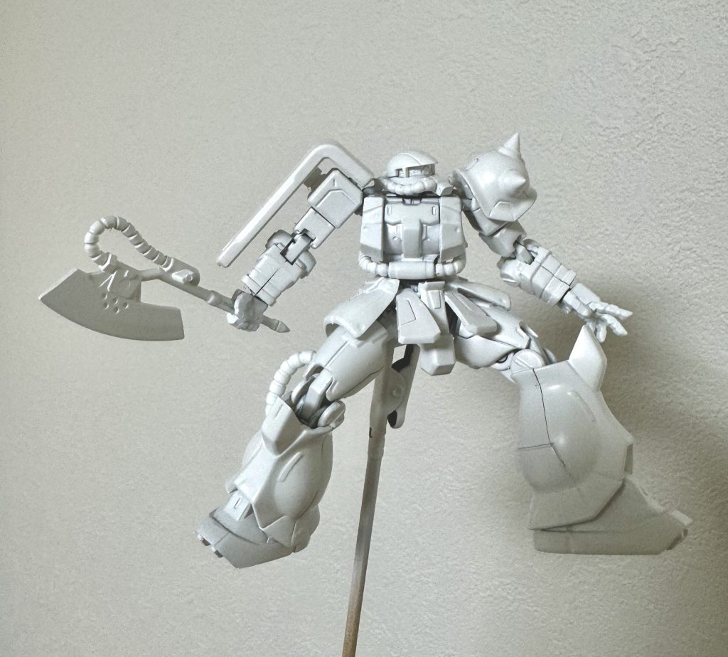 サフを吹いた状態。ガシャポン製品ですがパーツが細かく分かれており個人的には良い出来だと思います。ただ、関節がフニャフニャなのでポーズ固定のために接着剤で固めてあります。