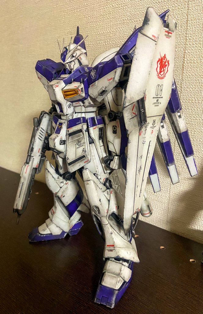 いい感じに汚せてとても楽しかったです。Hi-νガンダムどの角度から見ても格好いい……