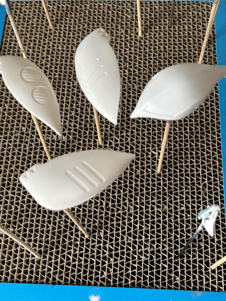 丸まっていたショルダー部分を少しシャープにしてみました。頭の合わせ目消しに何度か失敗しながら🤣つやつやに磨き込んでエアブラシ塗装‼️一部筆塗りも入れながら（ホコリも入りながら😭）やっと完成✨ホコリ強敵です😆