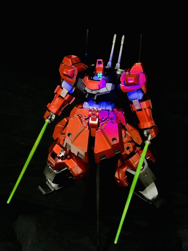 モノアイとサーベルは蛍光塗料を塗ってあるのでUVライトで光ります。グポーン!