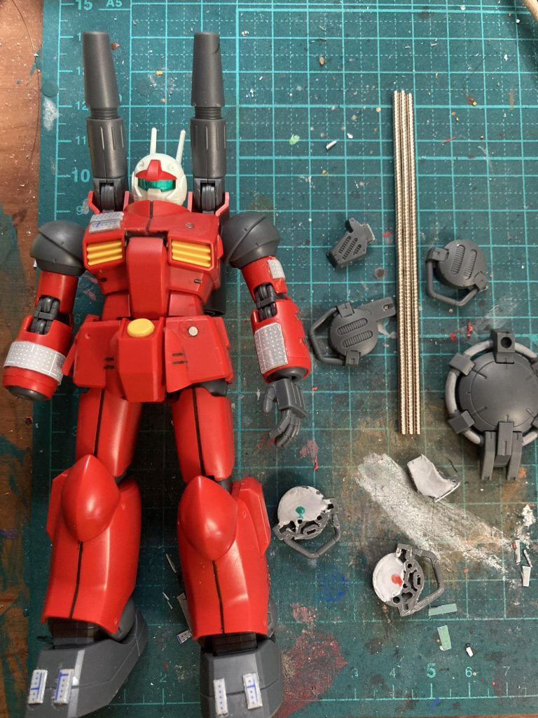 プラ板ぺたぺた、オプションパーツの裏にはだいたいで盛ったパテ。印を付けたとこにネオジム磁石を埋め込みます。