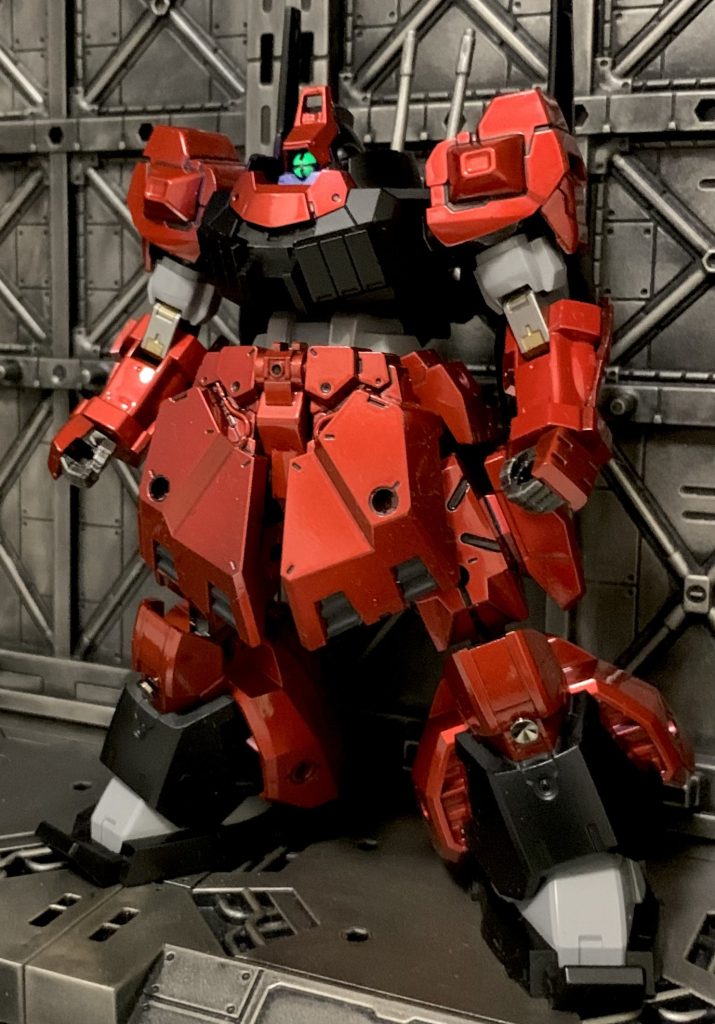 100均格納庫での素立ちショットです。レヴェルノヴァのドッシリしたゴツい下半身でジオン系の重モビルスーツを作りたくてリックディアスに辿り着きました。過去にはドムを目指してたらザクになったことがありましたw