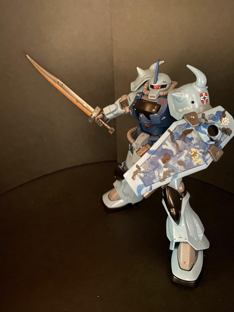 モノアイも先述のピンバイスを使ってのHアイズ化です。グフカスはザク系のピンクより、血に飢えた死神のような赤ですね。ヒートサーベルは、刃のみ赤熱化しているイメージの塗り分けです。これも初挑戦の迷彩塗装でグフシールドは青系迷彩にしてみました。面積も狭いせいか、エアブラシで思うように細吹き出来なかった為、結局筆塗りで仕上げてみました。ランバ・ラルのエンブレムも使いたいが為に、少しこじつけなストーリー展開となりましたが😅