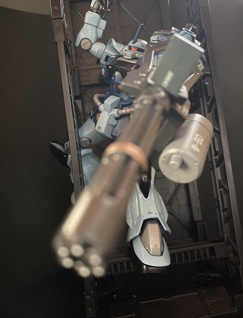 MSハンガーを縦に繋げると何とまあ、エレベーター感のあるジオラマが撮れました!ヒートロッドは、実際キットをぶら下げるだけの保持力があり、劇中シーンを再現出来ます。