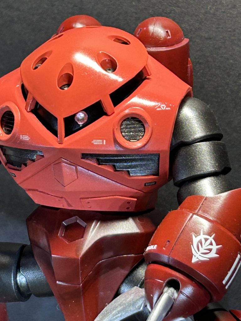 プラ板ちょい足しで満足。目はスワロフスキー、シャア専用と言う事で形を崩さずカッコ良く仕上げたくて👍 