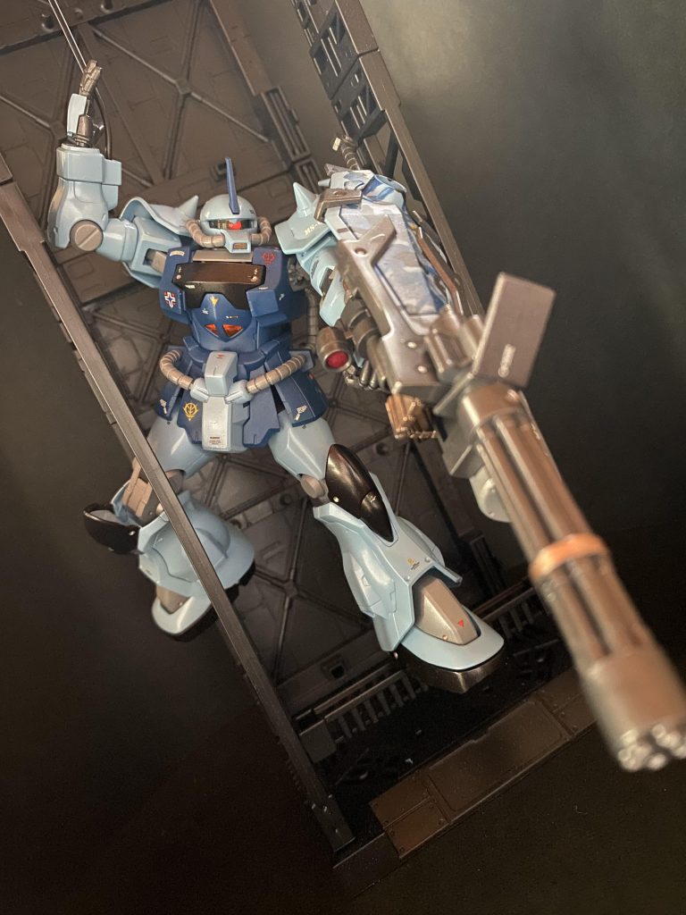 グフ系固有の特徴的な右腕部固定武装であるヒートロッドも従来のウィップタイプからアンカータイプと呼ばれるものに変更され、射程、強度ともに向上している。これにより従来の攻撃のみならず、機体を懸架・登坂させるなどの柔軟な運用方法も編み出された。