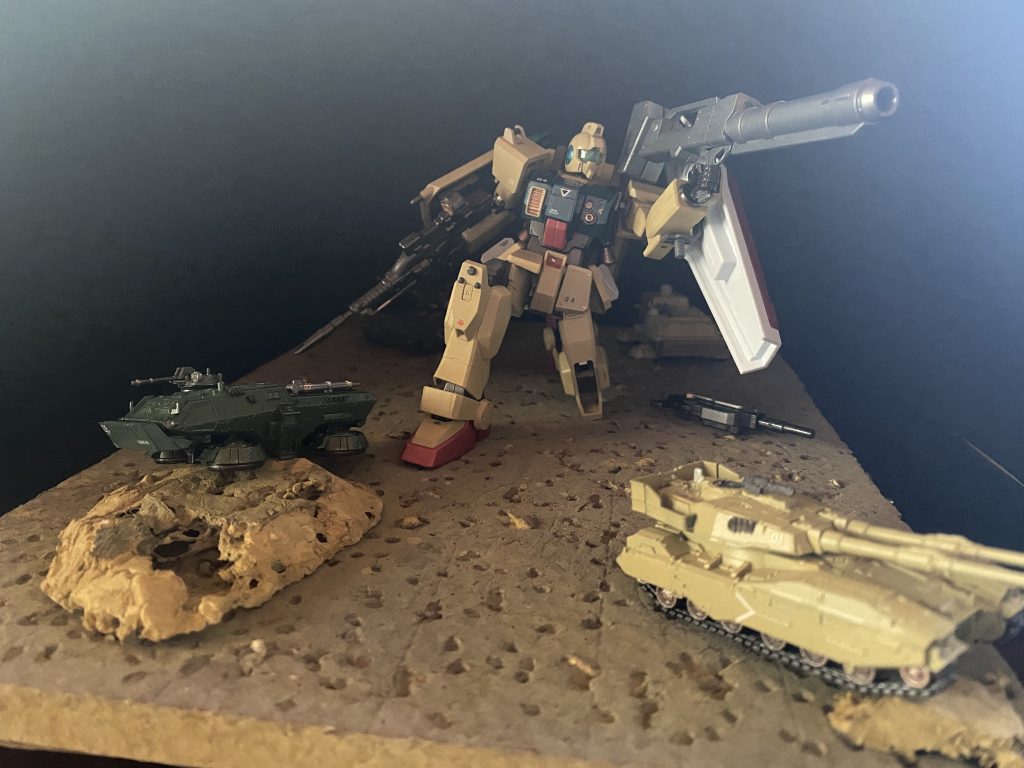 過去作になりますが、2008年MSイグルー2に夢中になっていた当時購入し組んだ陸戦型ガンダム地上戦セットを、コロナ禍の2021年に引っ張り出してきて全塗装。2022年の夏に地元ホビーゾーン徳島店の夏のガンプラコンテストに出展すべく即興で土台を制作し簡易ジオラマ化したものです。台を制作したのは規定が原則1人一体のみエントリー可だけど、ジオラマ台に乗っていれば複数体出展可になるから笑という単純な理由から、発泡スチに簡易的な岩場と塗装を施しただけの、ジオラマ作品というのも憚られる稚拙な出来😅w初めてのコンテストは入賞ならずも、他モデラーさんの意欲的な作品に刺激され、楽しかったです♪