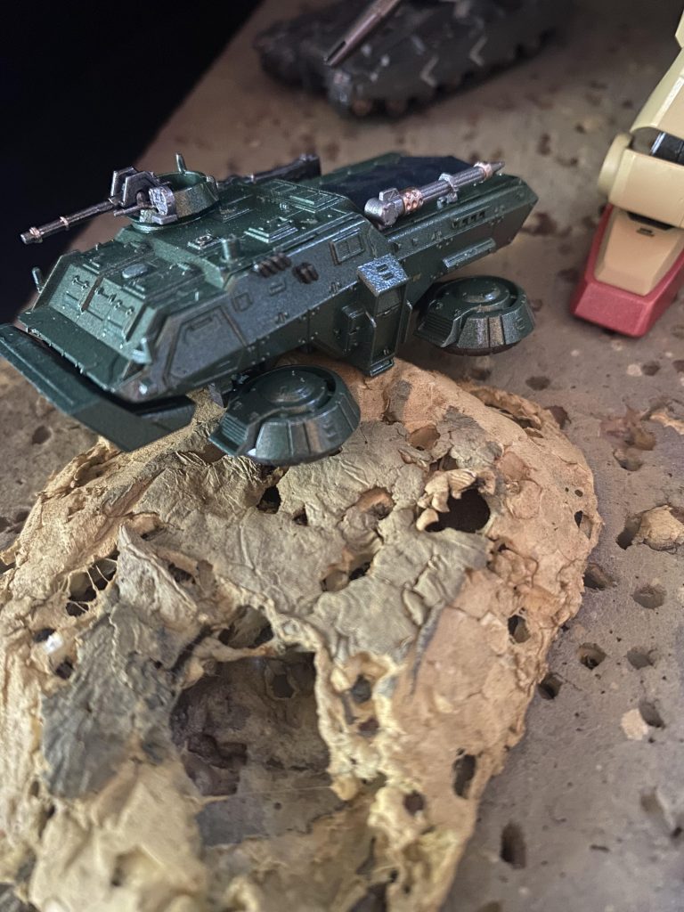 普段、戦車やら装甲車のミリタリーモデルは全くやりませんが、1/144スケールにも関わらず密度感が凄くてガンプラ専門の自分から見てもカッコイイです👍これを乗せたいが為にジオラマ作った感はある😅w