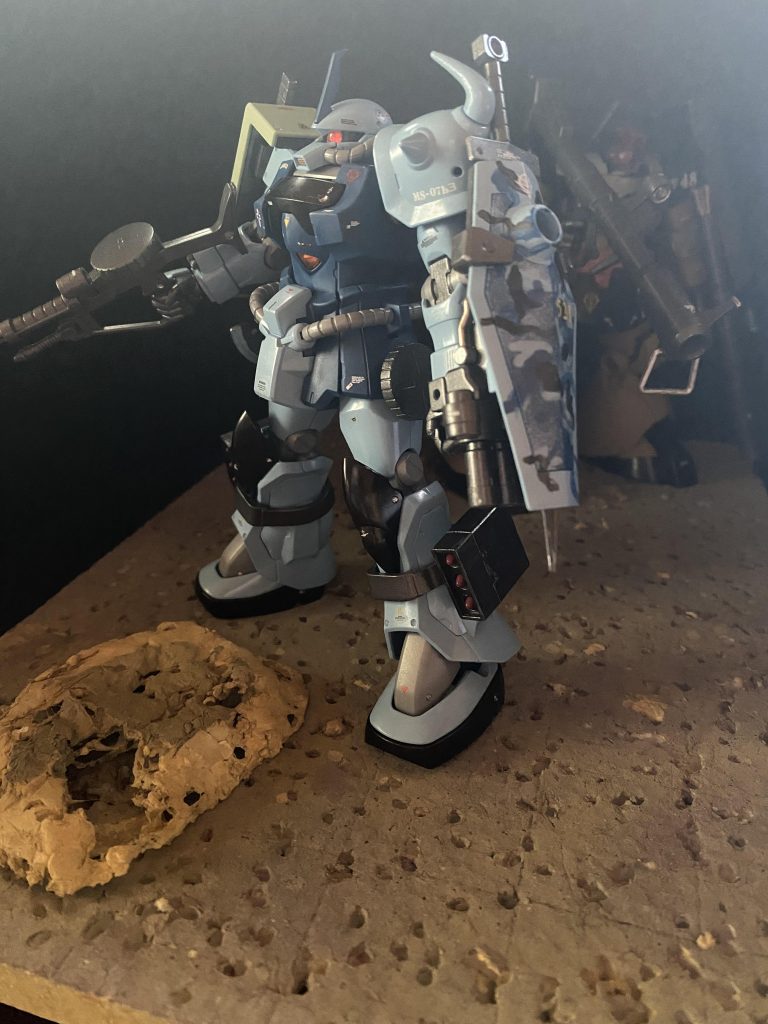 基本的にはオリジナルのカラーリングを踏襲していますが、ブレードアンテナ、動力パイプ、関節部、股間部、足甲部、はデザイン的に近しいF2ザクを参考に色変更しました。重力戦線セットから借りてきたザクのシールドは、オデッサ戦線での応急処置感が出る様、あえてザクカラーのままです。大型ガトリングも外しザクマシンガン装備と、グフとザクが非常に近いシルエットのモビルスーツであったことを思わせるスタイリングを目指しました。