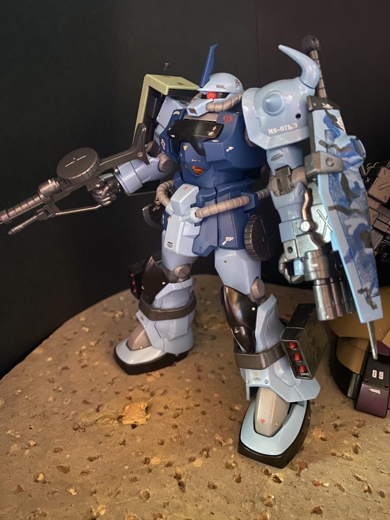 b3型のシールドガトリングと呼ばれる武装も専用弾薬やメンテナンス部品の不足から、防衛戦後期には同じくジオニック製で互換のあったザク系の兵装を流用して出撃する機体も多かったという。