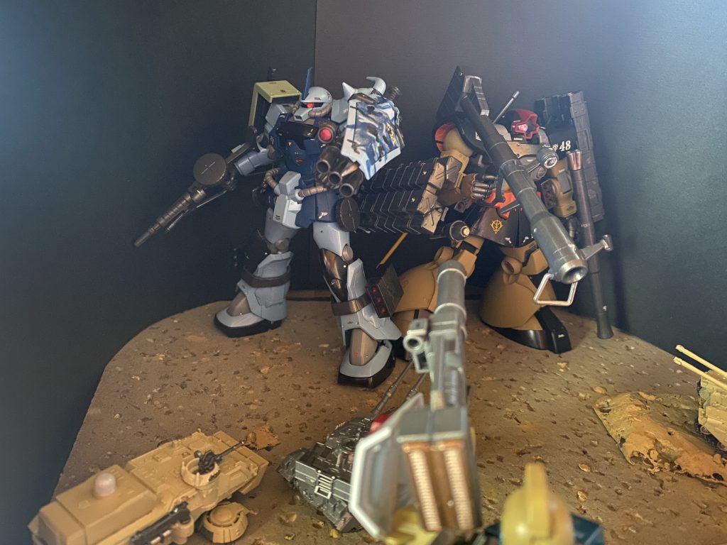 亡き戦友の部隊章を胸に奮戦したが、数度目の出撃で右肩部アーマーを破損。徐々に包囲されつつあったオデッサ基地へは補修用の物資も滞り、最期の出撃に際しては彼の以前の愛機であったザクIIの肩部シールドを応急で装備、殿としてHLVを発射まで守り抜くも、少しでも多くの兵と資源を搭載するべく、役目を終えた地上用の機体を破棄して撤退してきたのだ。