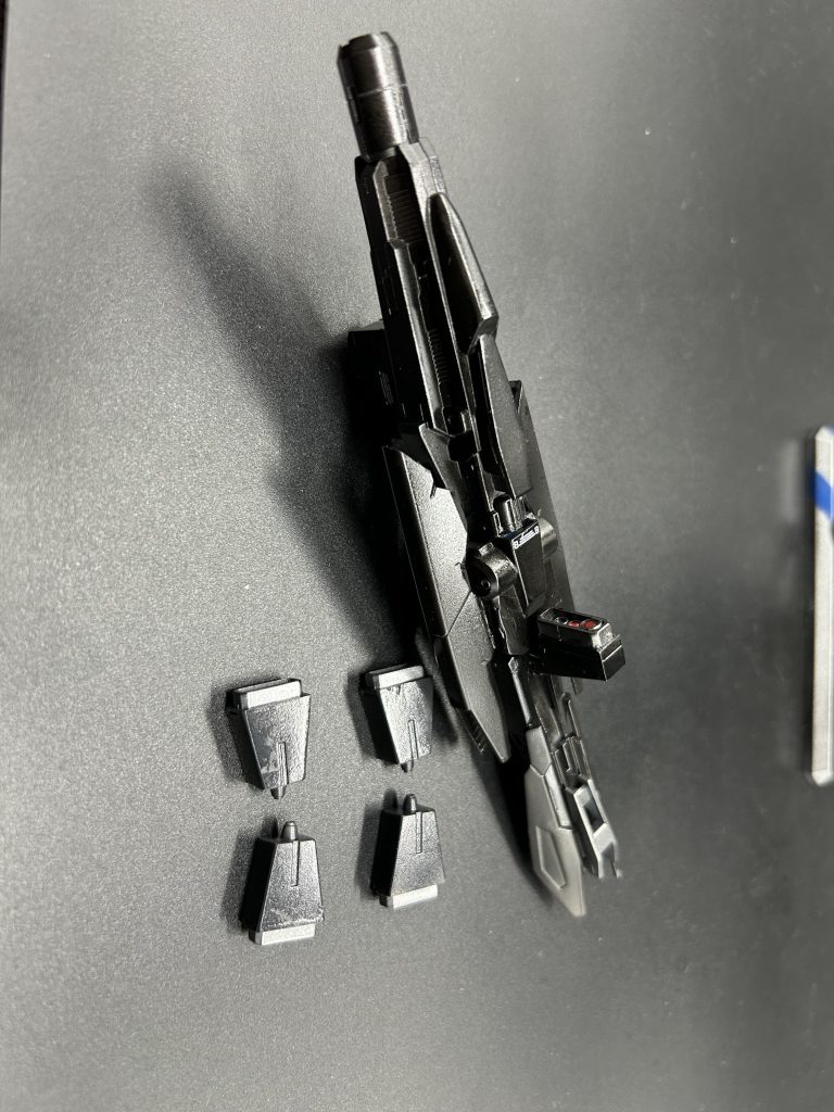 ハイパー・メガ・ビーム・スマートガン本機主兵装となる大型ビーム兵器。ビーム・スマートガンにダブルビームライフルの技術を流用、発展させたものである。火力に重きを置いており、ライフルそのものにジェネレーターを内蔵している上にEx-θ本体からのエネルギー供給も上乗せする構造になっているため最大出力は60MWとハイメガキャノンを上回る。出力は任意で切り替え可能。また、砲口にはメガ粒子偏向機が備えられ、射撃体勢に入った後でもある程度ビームの射出角を変更でき、命中精度の高い射撃が可能となっている。レモーラバックパックスラスター部に懸架されるドローン兵器。それぞれにJabberwockシステムの子機を組み込んでおり、使い捨てを前提に開発され、計四基を搭載している。機体から離れると目標に向けて自律して動くため対応力に乏しいという弱点があり、ファンネルやビットとの撃ち合いには不利。小型のためビーム出力は高くないが十分にモビルスーツを破壊でき、小型故に機動性にも優れ一定時間なら変形時のEX-θにも追いつける程である。