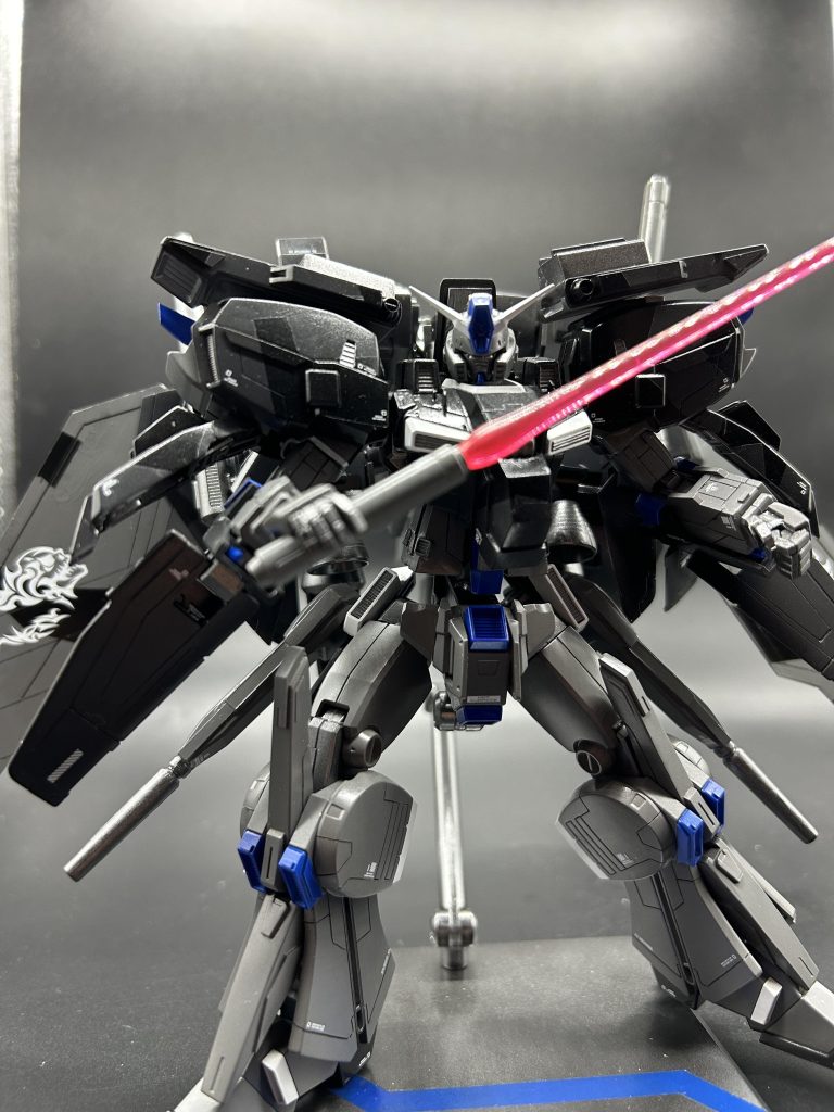 ダブルキャノン / ハイパービームサーベルバックパックに装備された遠近兼用の兵装。 キャノンモードでは出力10MWと非常に高い威力を持つ。サーベルモードでは通常のサーベルの50%増しのビーム刃を発生させる。また、腕部可変機構を省いたことにより起電力に余裕が出たため、ブーストモードが搭載されており、ビームの収縮率及び出力を上げることが可能。その際にはビームの色はピンクから青白く変わる。二連装腕部グレネードランチャーZガンダムに装備されたものの改良型であり、誘導機能や自律推進機能を持つ。以下変形時です。