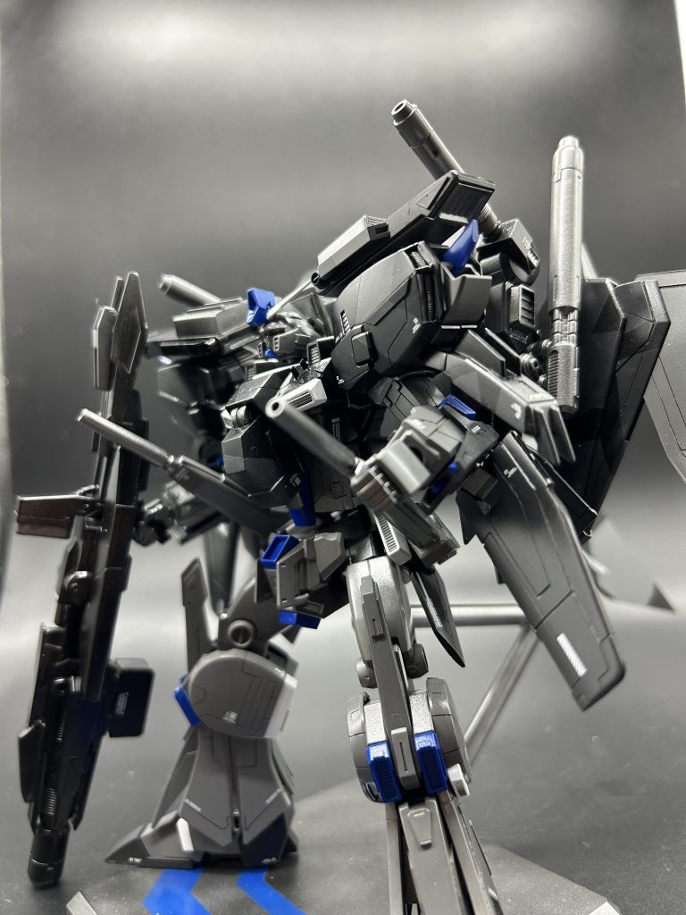 ハイメガキャノン頭部に搭載され、その出力は50MWとコロニーレーザーの20%に達するが、その分エネルギーの消費が激しく、連射は不可能。背部ダブルビームカノンバックパックに2門装備されるビーム砲。ビームサーベルの機能を有していないため単純出力はダブルキャノン以上の15MWを誇る。ムーバブルフレームと直結しており、砲身の可動範囲も、特に背面側に広く設計されている。大腿部ビーム・カノンEx-sガンダムに装備されたものの改良型であり、通常のビームライフルに比べて出力(14MW)・有効射程・命中精度の点で向上している。 本機の太腿部の制御翼ユニットに接続されており、フレキシブルに動き、左右の大腿部という射角が広くとれる位置に配されているため、利便性の高い武装である。変形時には機体前方に展開するだけでなく背後への迎撃手段としても機能する。