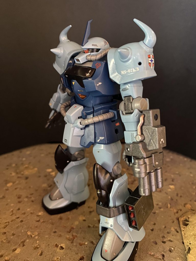 腕部は左右共にマニュピレータ型となり、内蔵式であった5連装フィンガーバルカンは着脱可能な3連装35mmバルカン砲として左腕部へ装備された。これによりMS本来の汎用性向上と、予備弾倉の迅速な交換や装弾数増加、整備性の向上など様々なメリットを得ている。