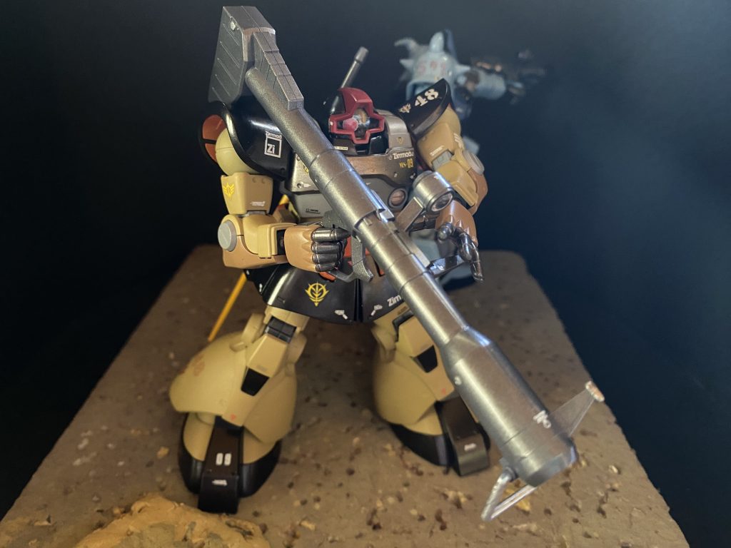 ザクやグフを上回る大型で重装甲な機体ではあったが、ホバー走行による圧倒的な機動性を誇り、主兵装とされたジャイアントバズは口径360mmを誇る、最大級の実弾携行砲であった。