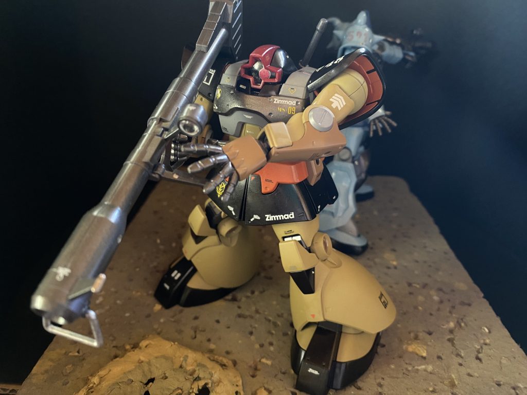 ドム系の他の1/144キットがシールなのに、このキットはクリアパーツのモノアイシールド+内部構造再現なのも得点高いですよね。頭部を露出させても絵になるし、ドムの十文字モノアイは、中央にある時は無機質でロボット的な印象なのに、モノアイを振ることでものすごくキットに表情が出てきて、歌舞伎の見栄を切る的な事なのか、良い演技してくれてる感が出てきます!