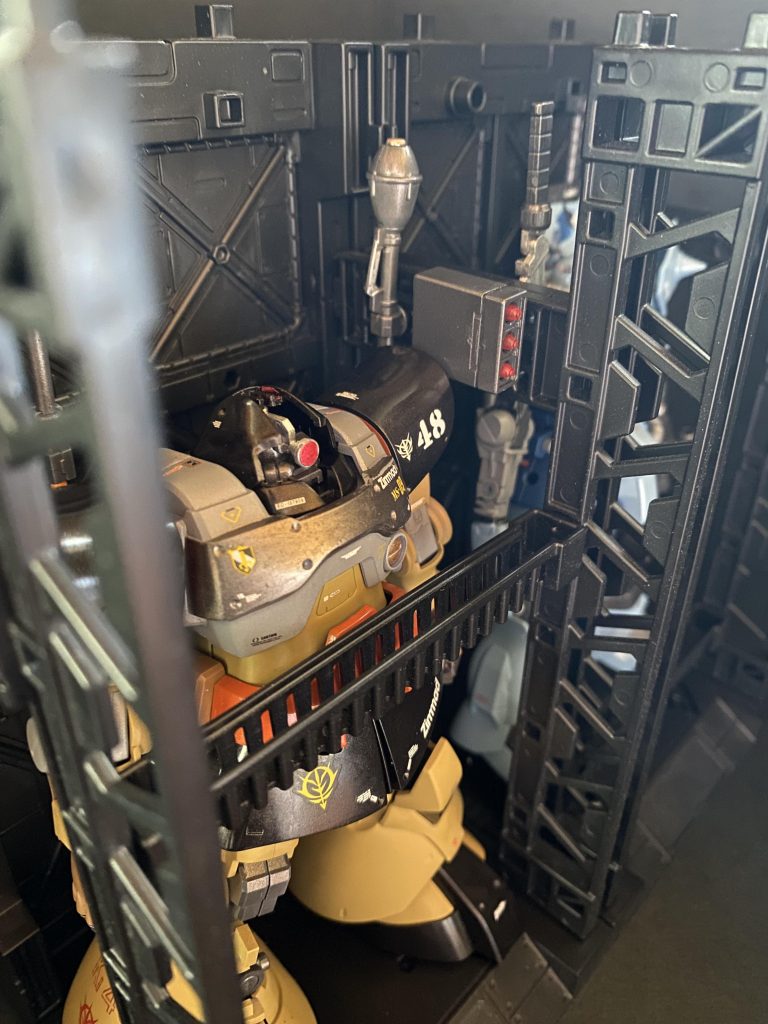 ツイマッド社は、ヨーツンヘイムにて技術試験中であったEMS-10ヅダにも使われていた土星エンジンを使用し、独立戦争の主戦場となった地球での主力機採用を目指し地上戦用MSの開発を進めていた。