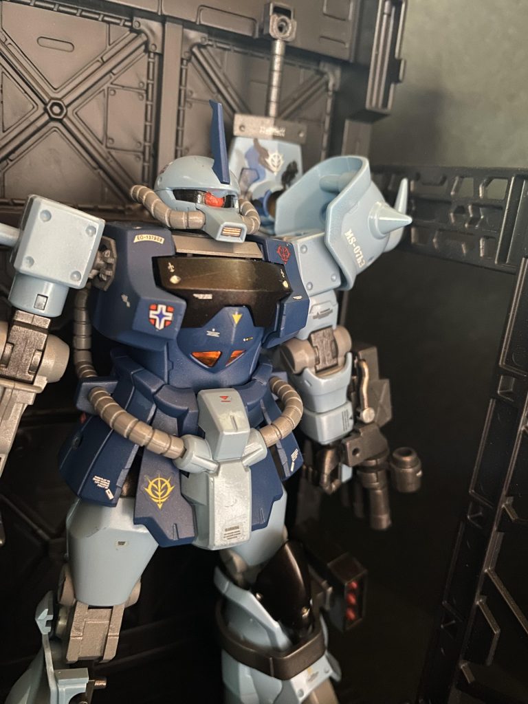 彼のb3グフは、本国よりの支援物資として輸送されていた途中のものであったが、到着を前にしてジオンの青い巨星と名高いランバ・ラル隊が撃破され、古くからの戦友でもあった彼が受領することとなったのだと言う。