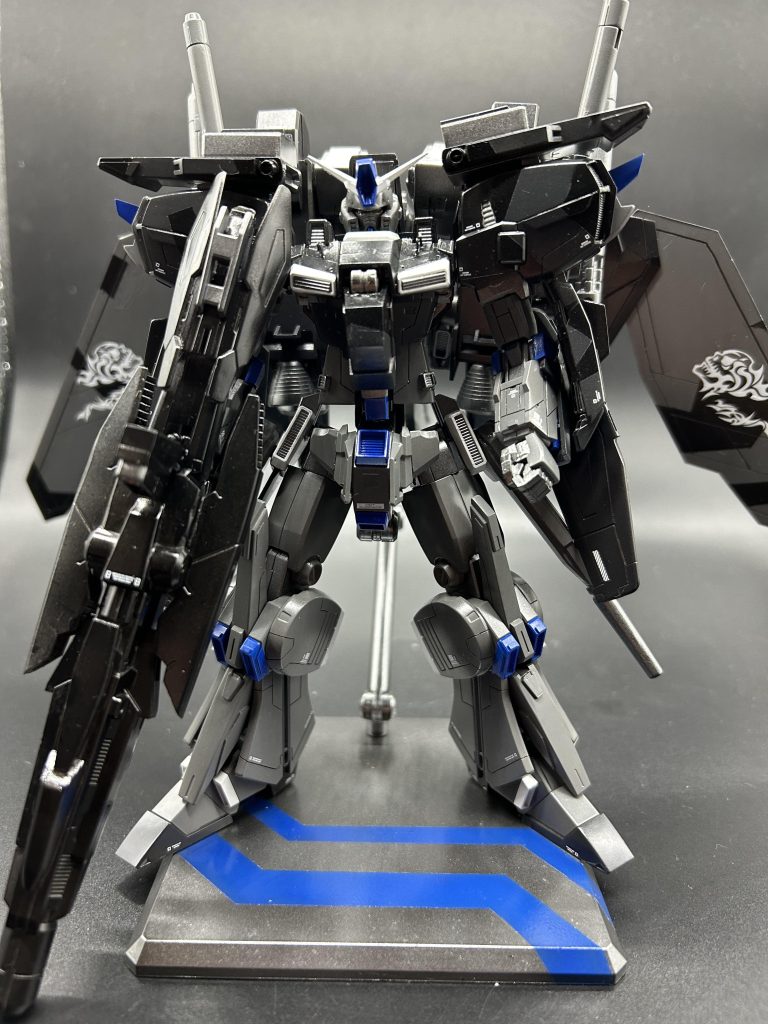 MSZ-010[Ext] Ex-θMSZ-010ダブルゼータガンダムをMSA-0011[Ext]Ex-Sガンダムの開発データ及び各種ダブルゼータ系列の機体データを用いて強化、改修して開発された機体。重武装、高機動、重装甲を実現しており非常に高い性能と汎用性を誇る。機体名はイクスィータと読む。